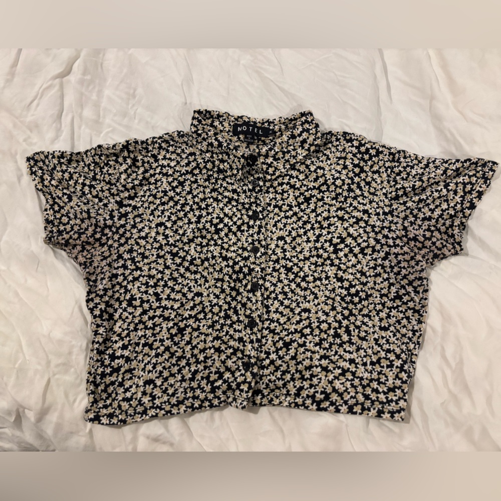Motel Cropped Floral Button-down collar shirt